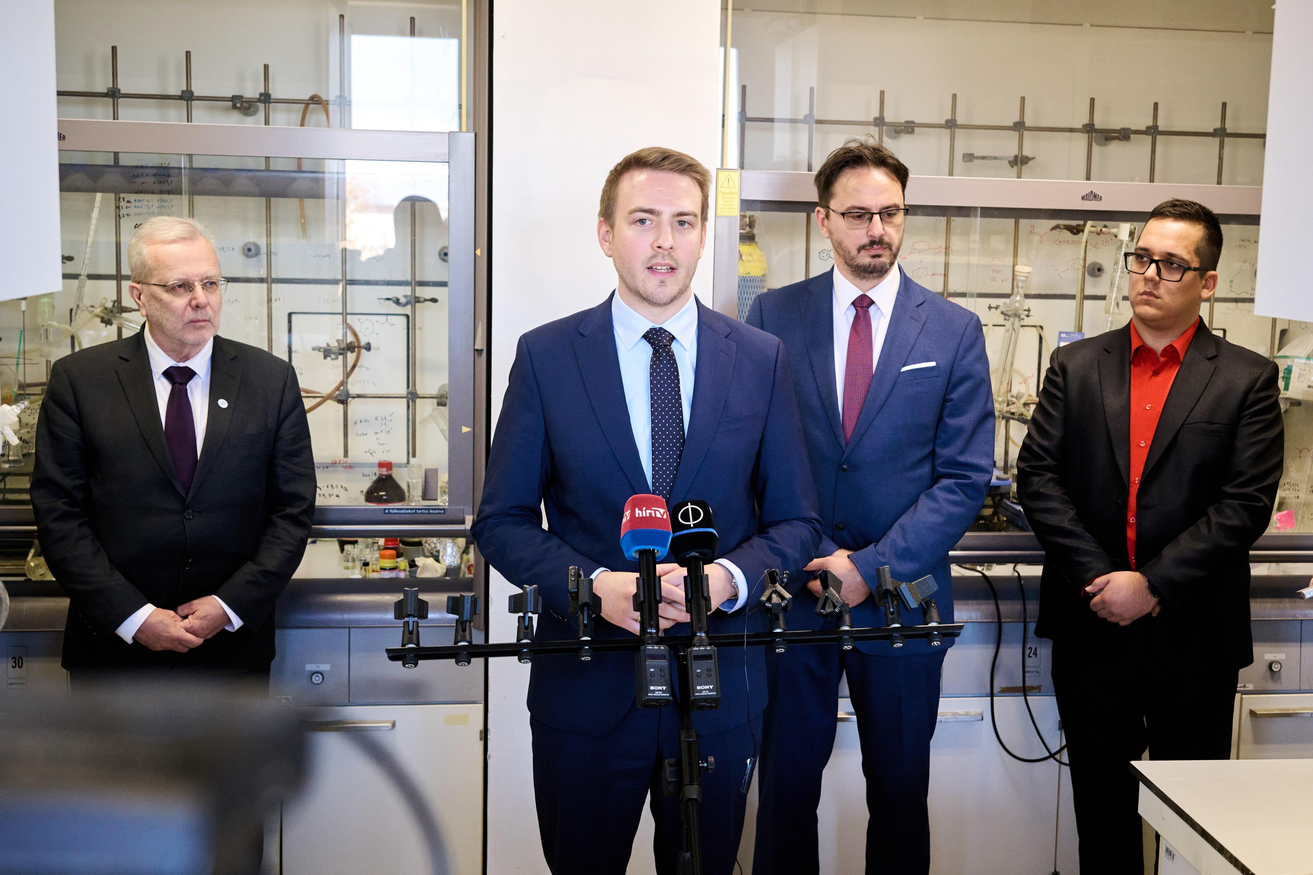 Taroltak a HUN-REN kutatói a Nemzeti Kutatási Kiválósági Programban